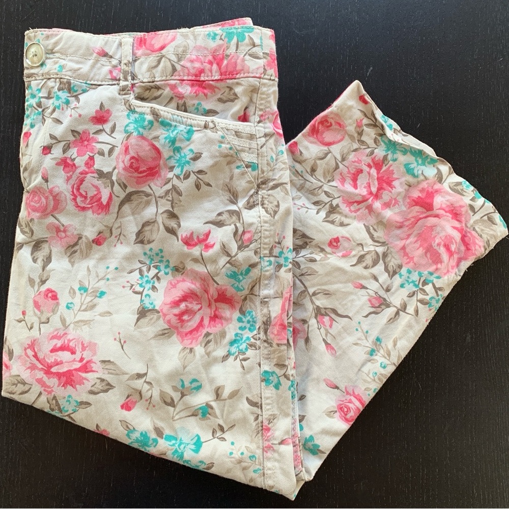 Intro. Floral Capris Love the Fit